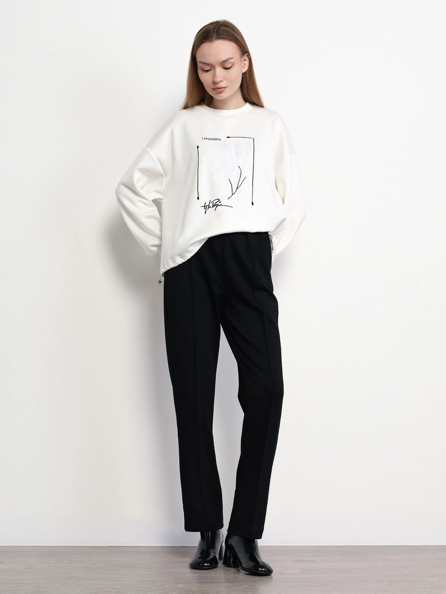 Свитшот белого цвета свободного кроя с декоративной вышивкой